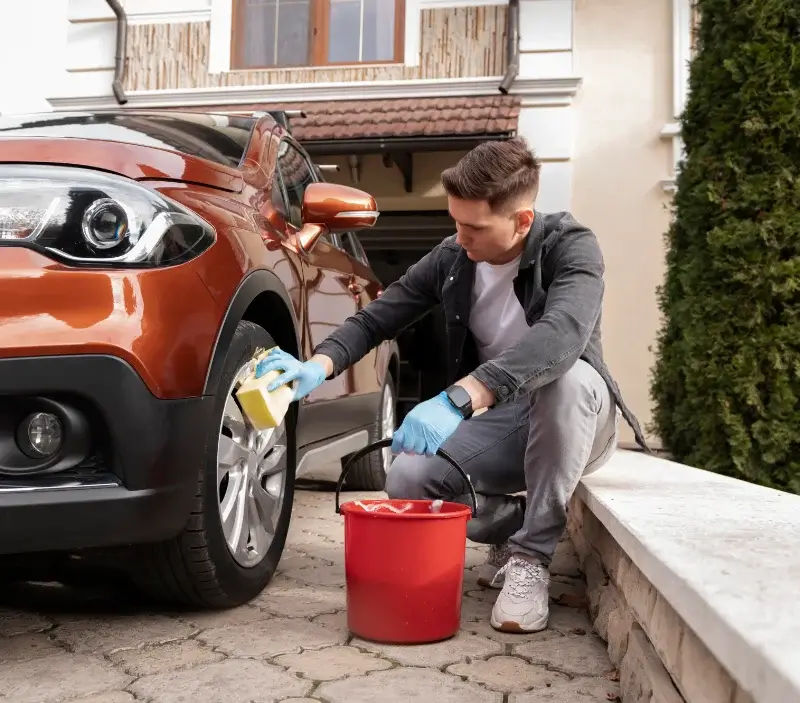 Lavage auto à domicile Bossée : professionnel intervenant sur un véhicule